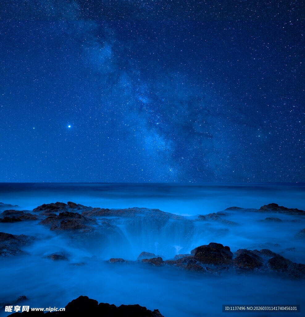 海边星空下的静谧夜景