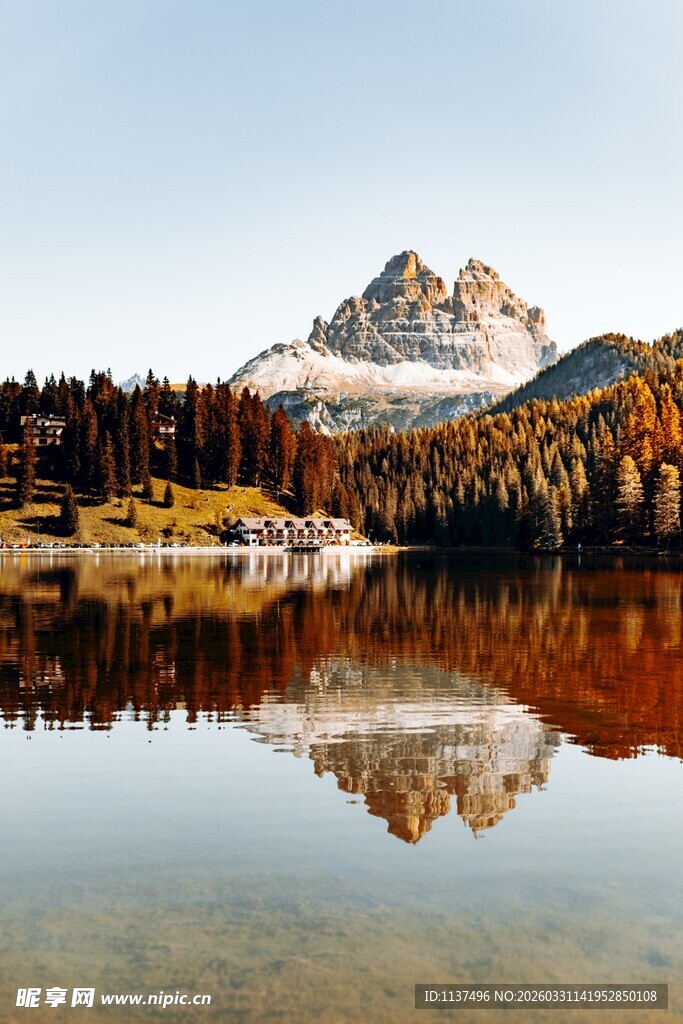 秋日山湖美景倒影如画