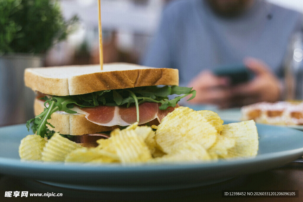美味三明治配土豆沙拉
