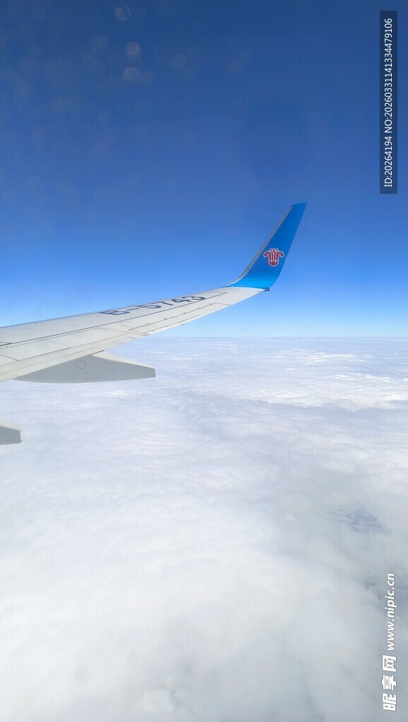 飞机机翼上的云海景观