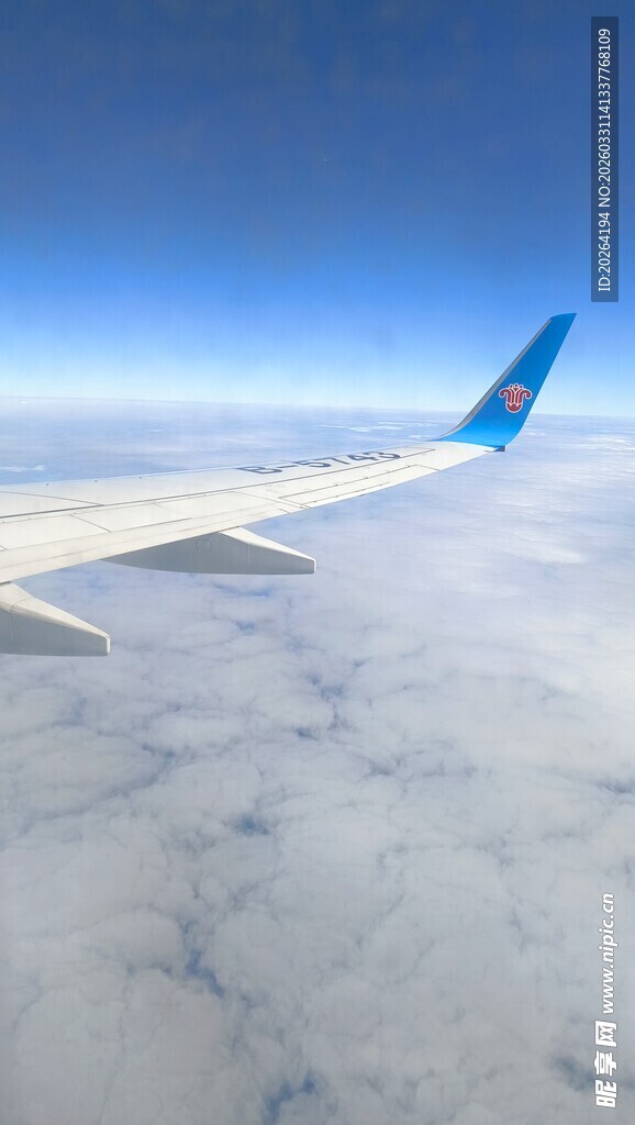 高空俯瞰云海中的飞机