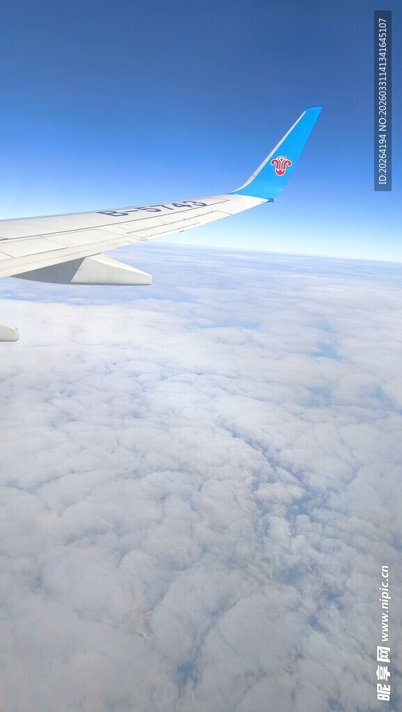 高空视角下的飞机机翼