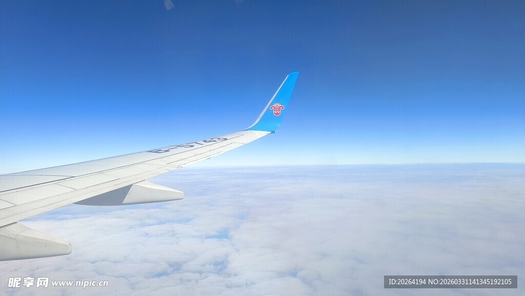 飞机翱翔云端美景