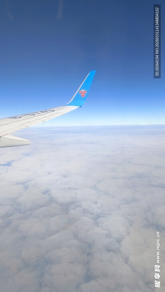 高空飞机机翼俯瞰云海