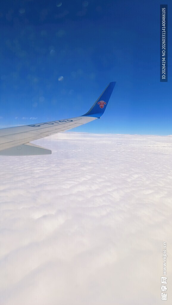 飞机机翼上的云端美景