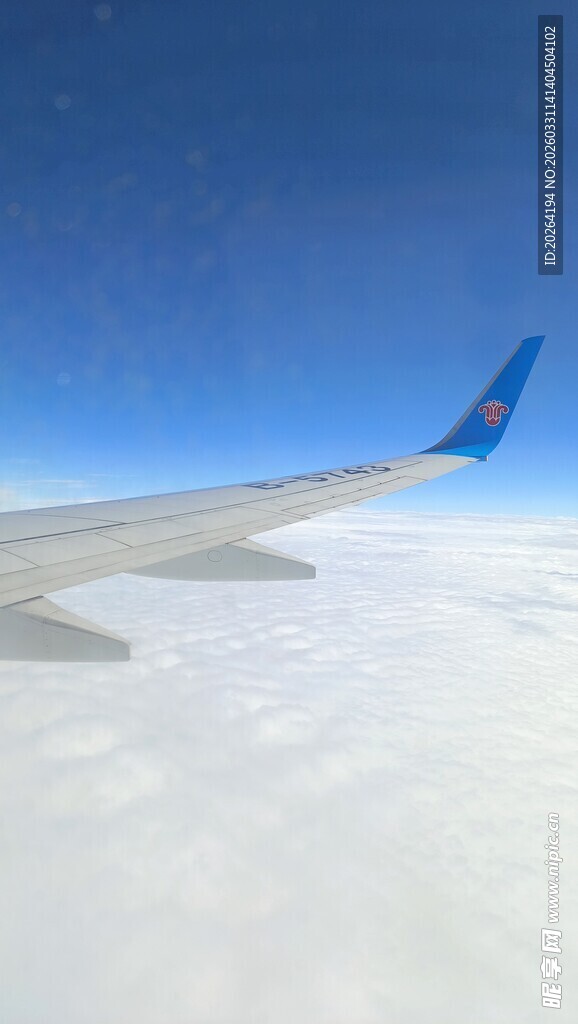 飞机机翼俯瞰云海美景