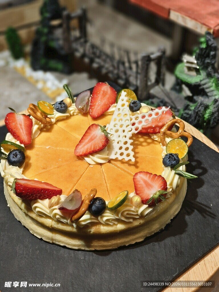 水果装饰的美味精致蛋糕