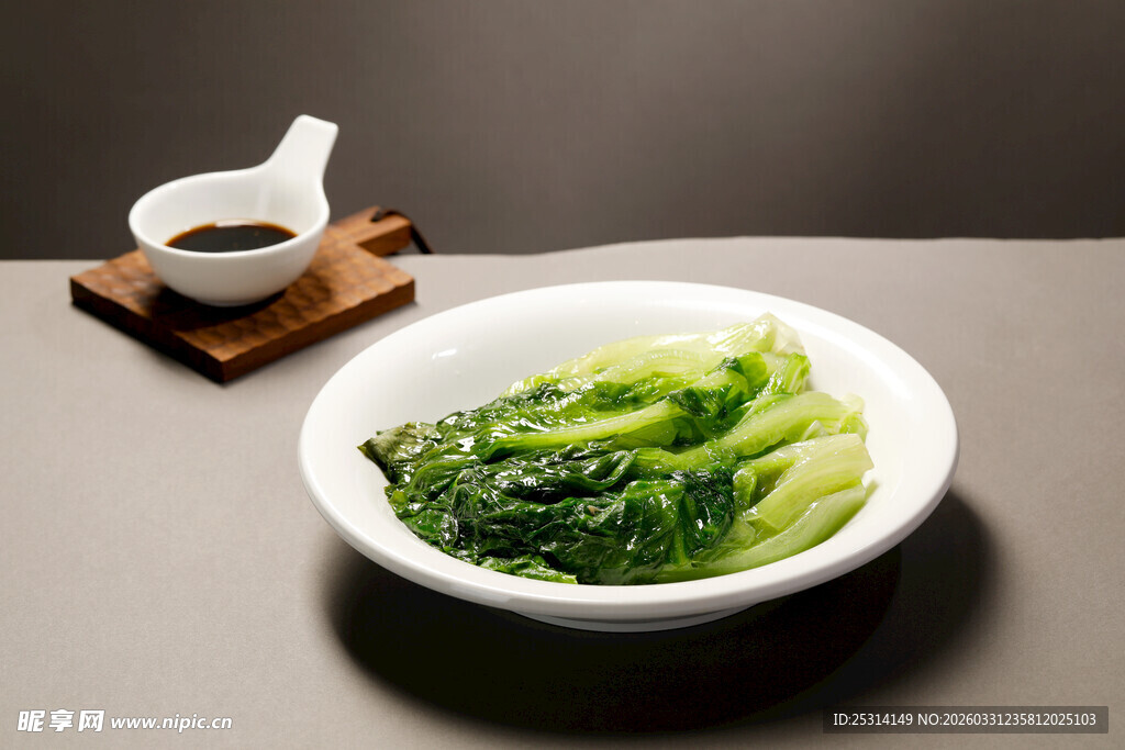 清炒青菜配酱油小碟