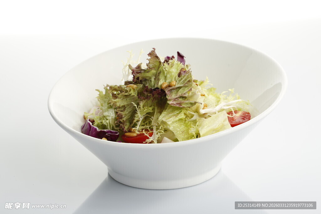 白色碗中的新鲜蔬菜沙拉