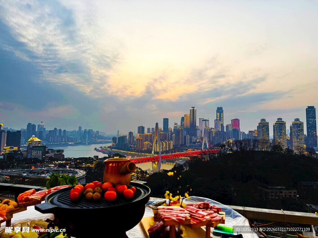 城市天际线下的丰盛美食  夜景