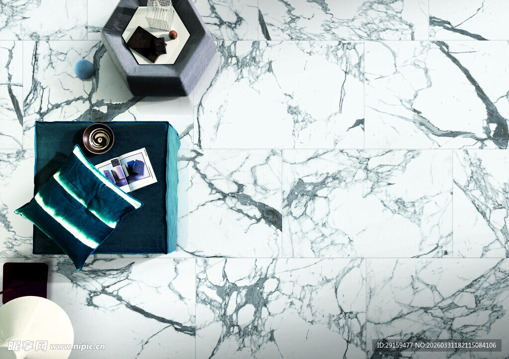 大理石桌面的文具摆件