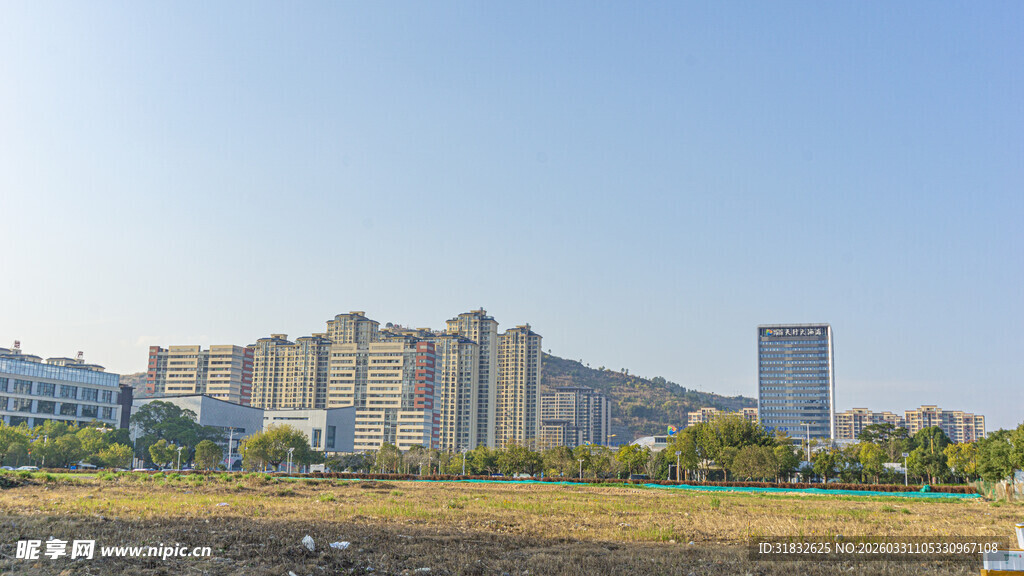 城市建筑群与开阔前景