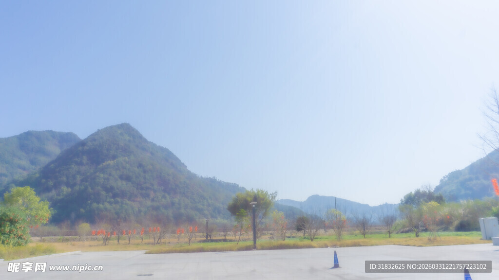 山间空旷场地风景