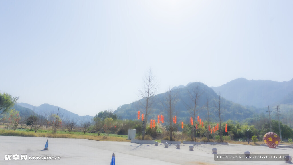 户外开阔场地与远处山峦