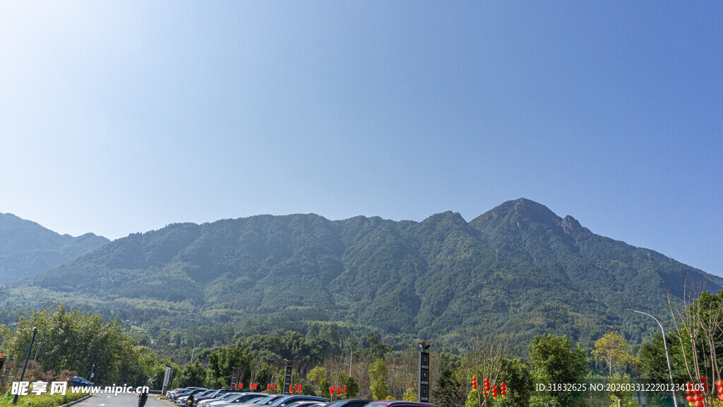 青山蓝天间的美丽景致