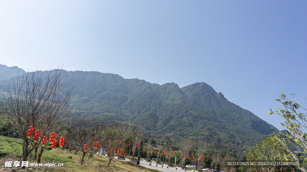 山间美景 红旗点缀青山