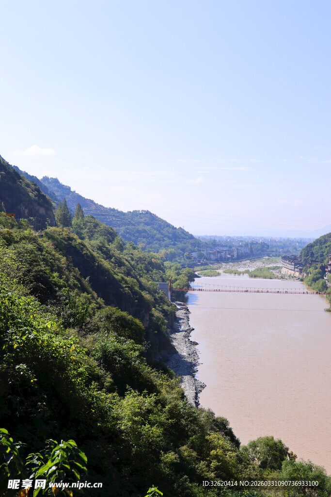 青山环抱的宽阔河流景观