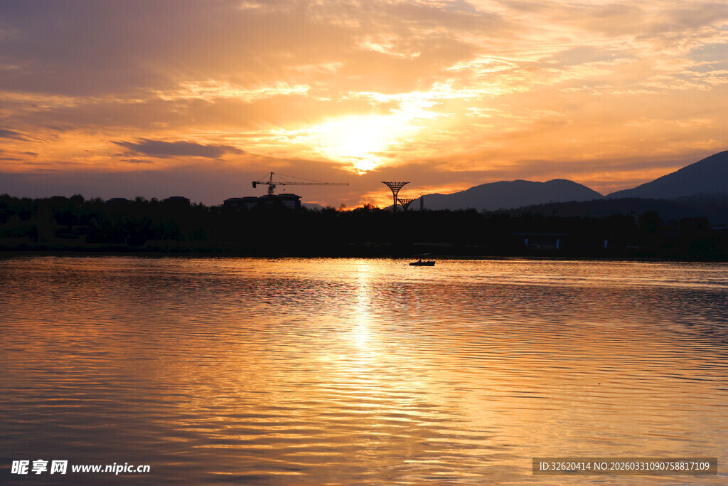 夕阳下波光粼粼的湖面