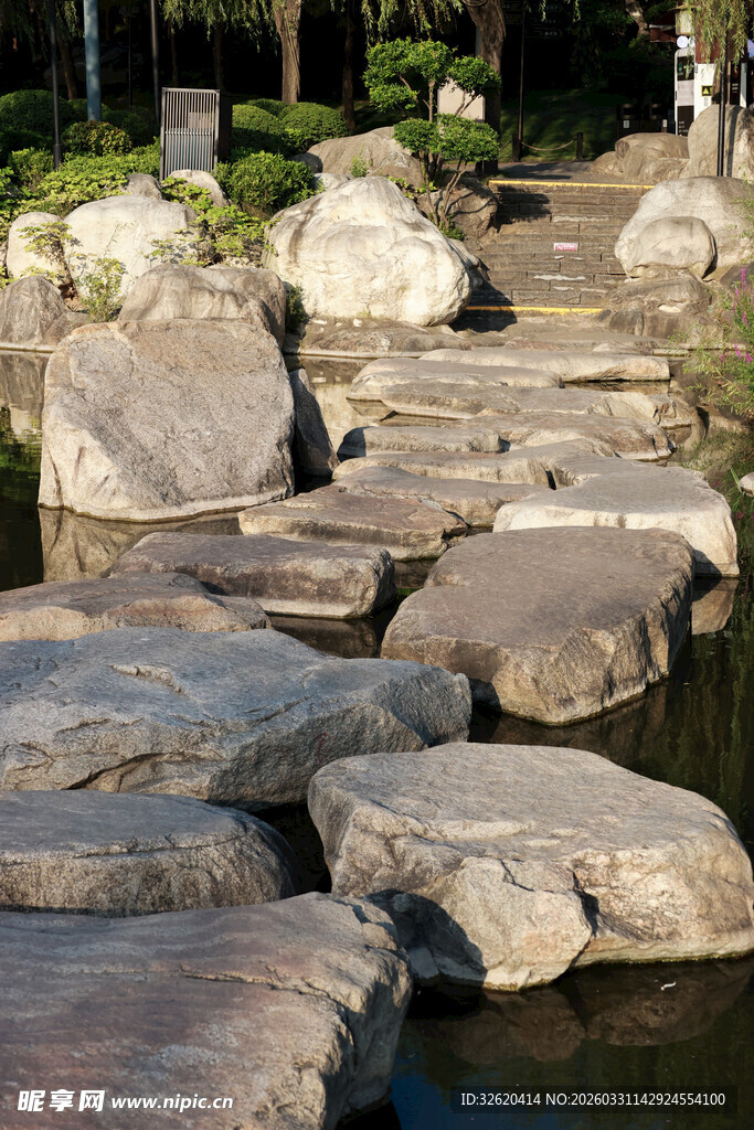 庭院中的石汀步