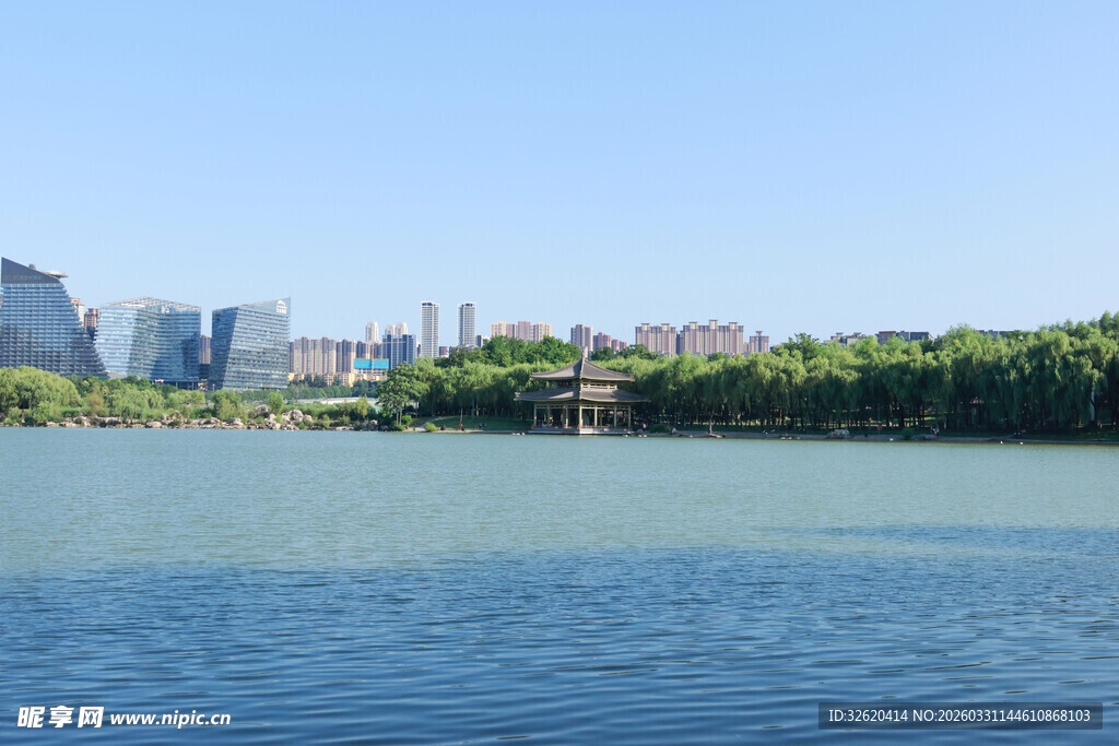 城市湖畔风光