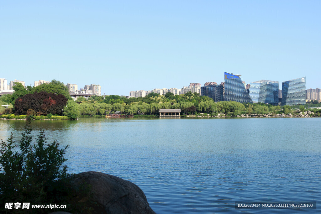 湖畔城市风光美景