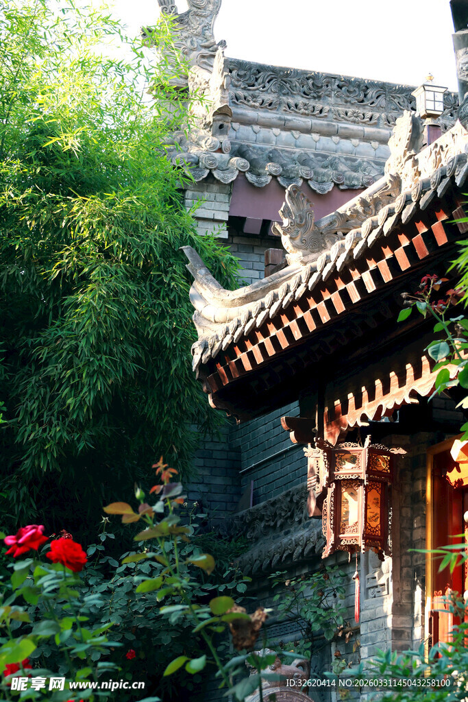 古建旁繁花点缀的景致