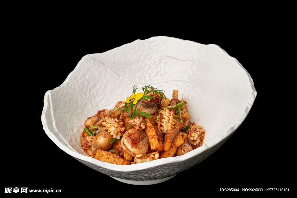 美味炒面盛于白色碗中