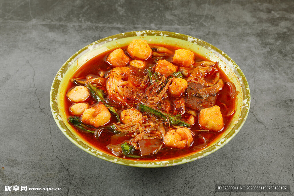美味香辣的丸子豆腐汤