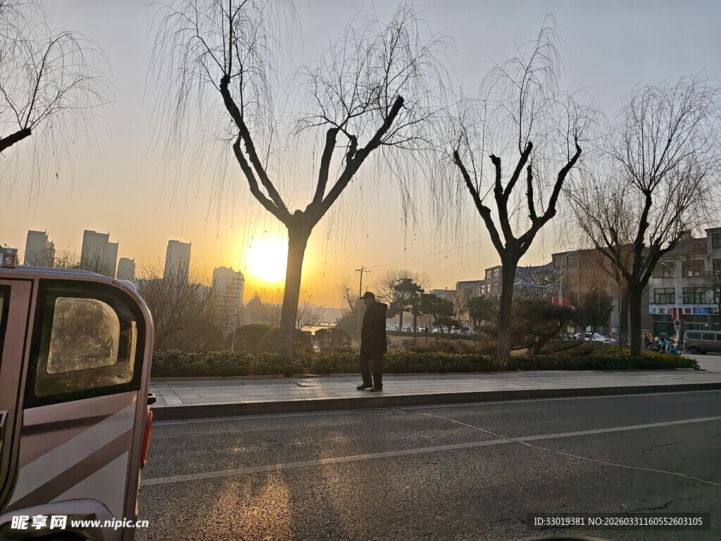 冬日夕阳下的城市街道