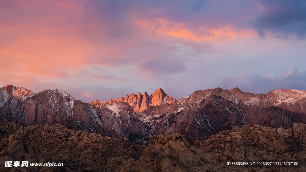 壮丽晚霞下的巍峨山脉