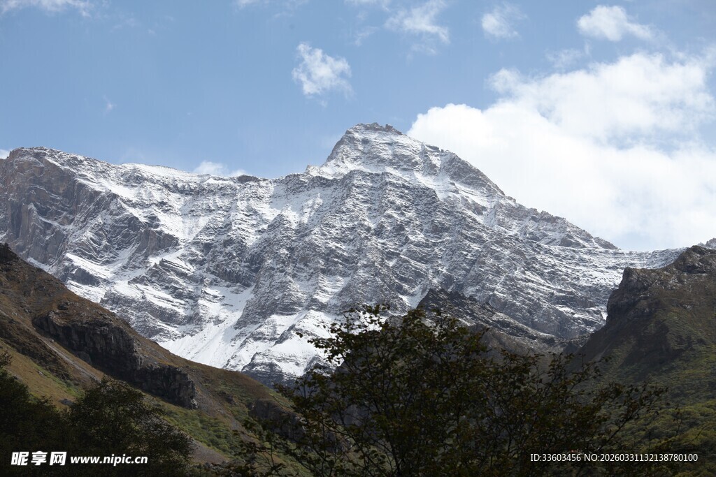 巍峨雪山景色壮丽