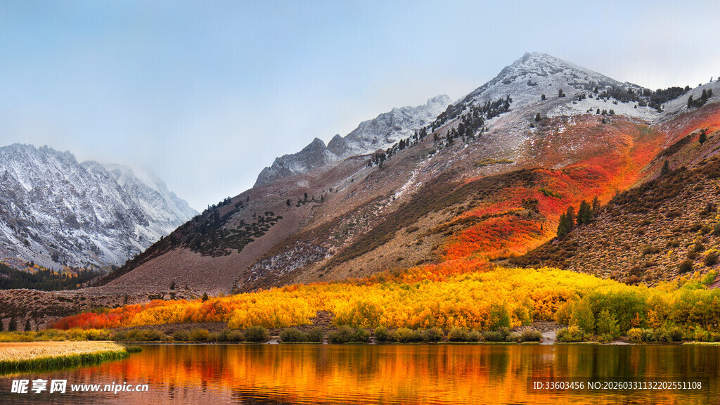 秋日山湖间的壮丽美景