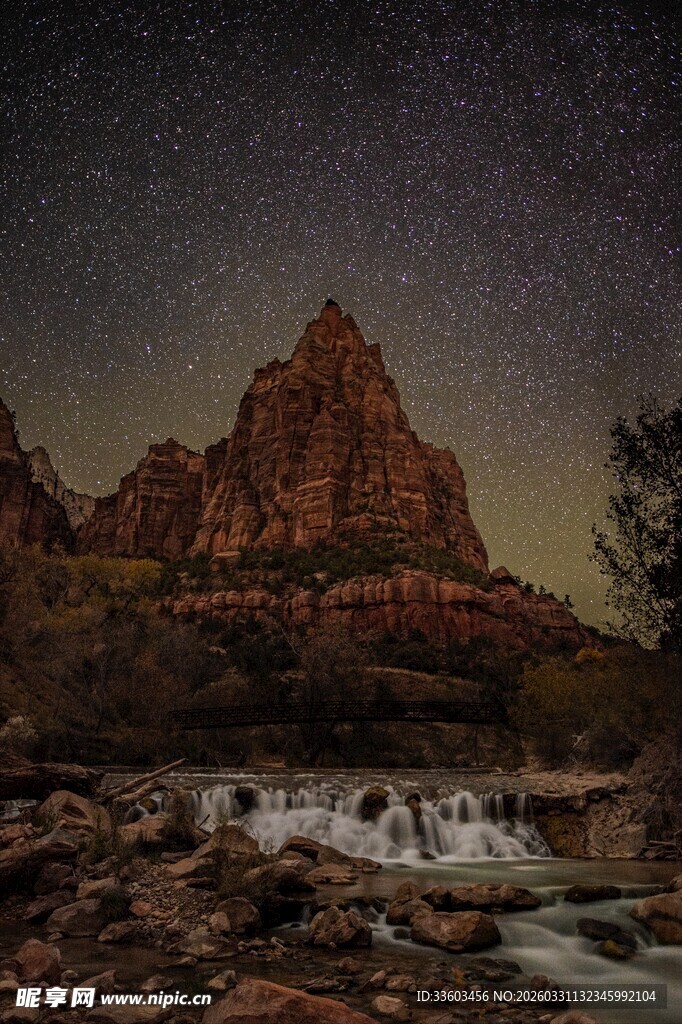 星空下的壮丽山间溪流