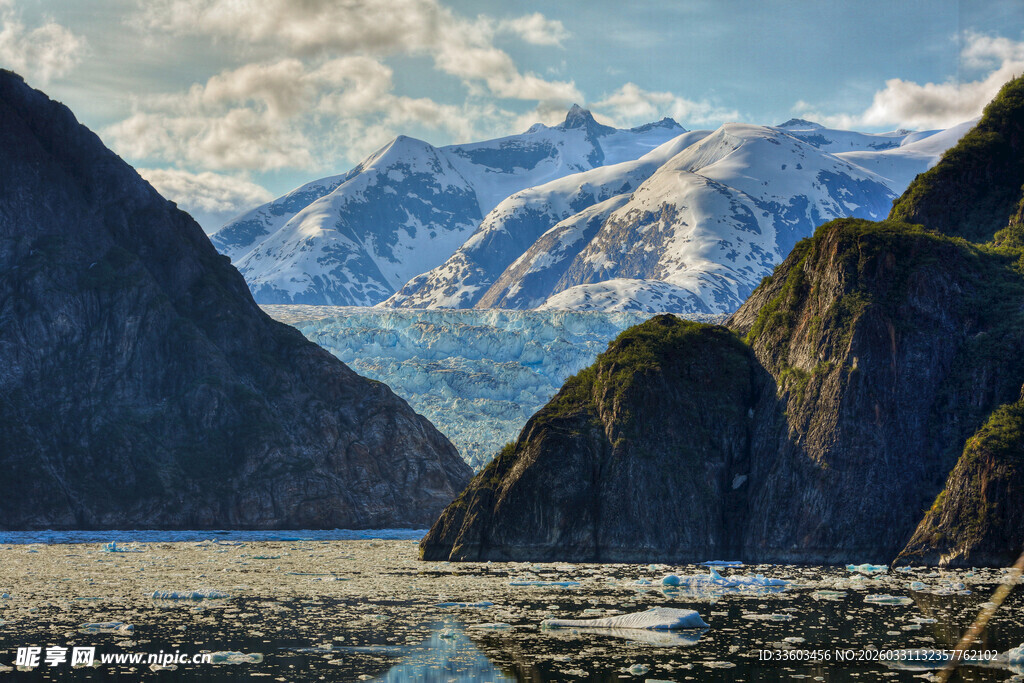 壮丽山水间的巍峨雪山
