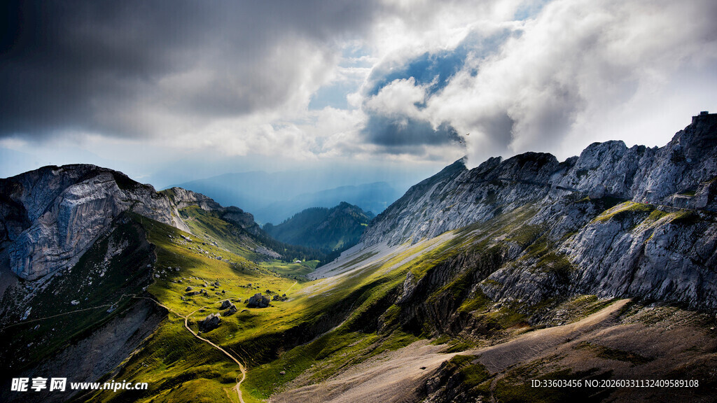 壮丽山峦间的云景风光