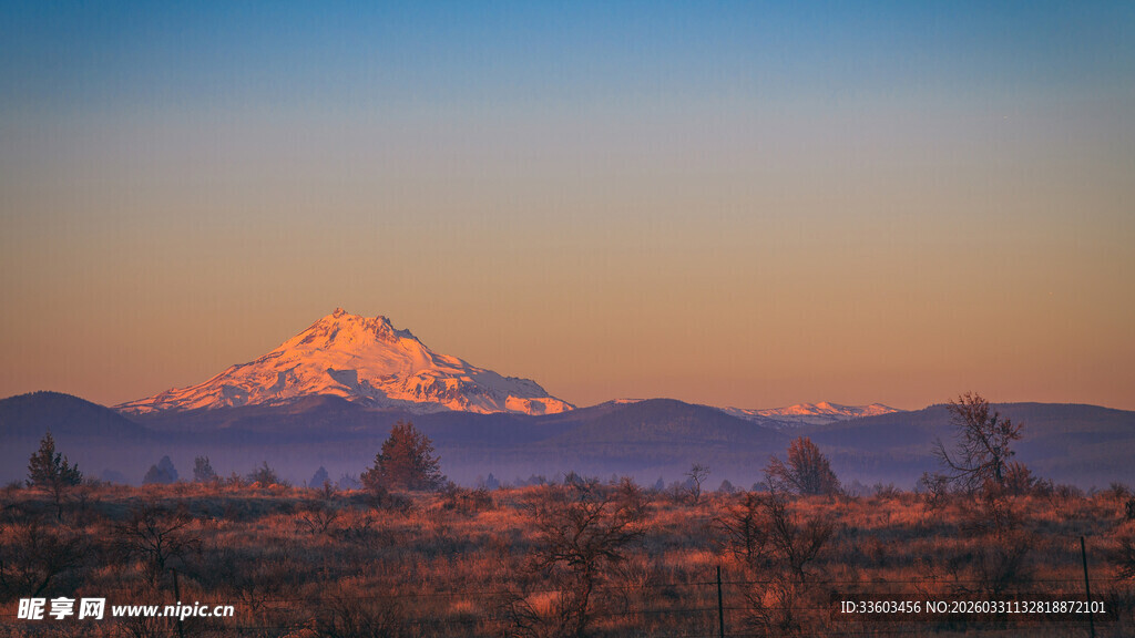 日出时分的壮丽山景