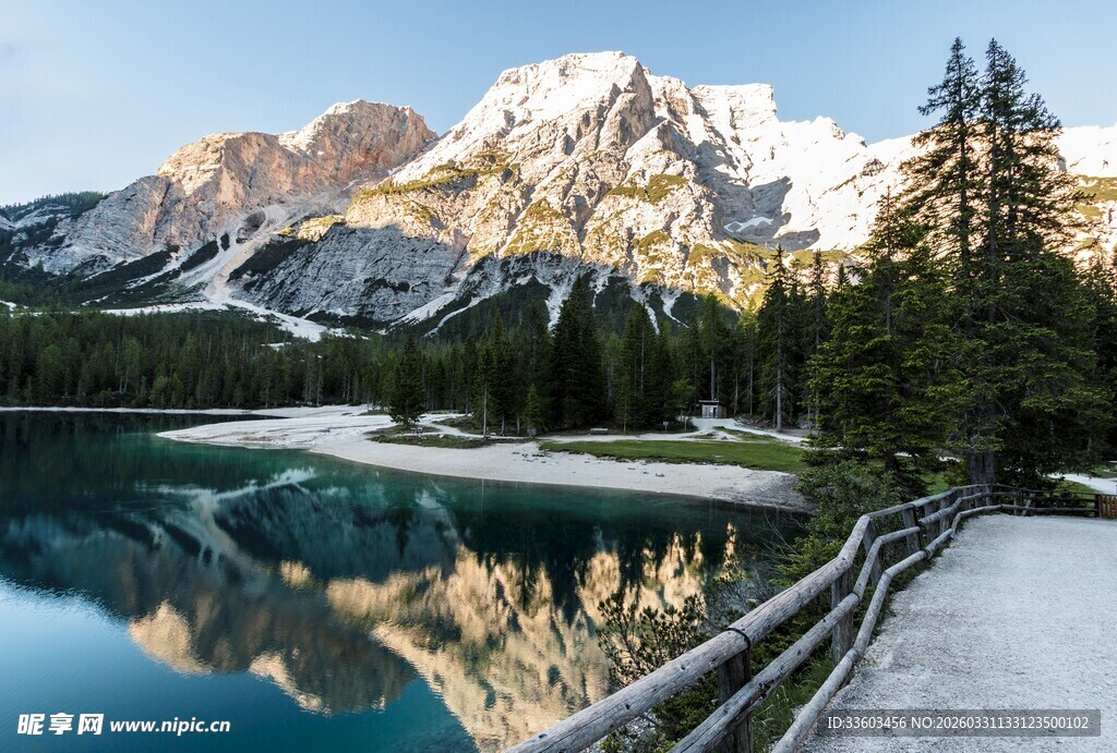 雪山湖泊旁的冬日美景