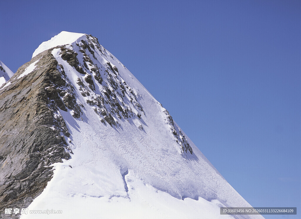 雪山之巅的滑雪者