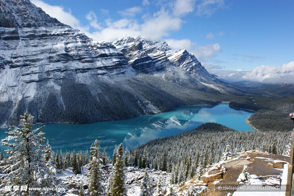 雪山下的蓝湖壮丽风光