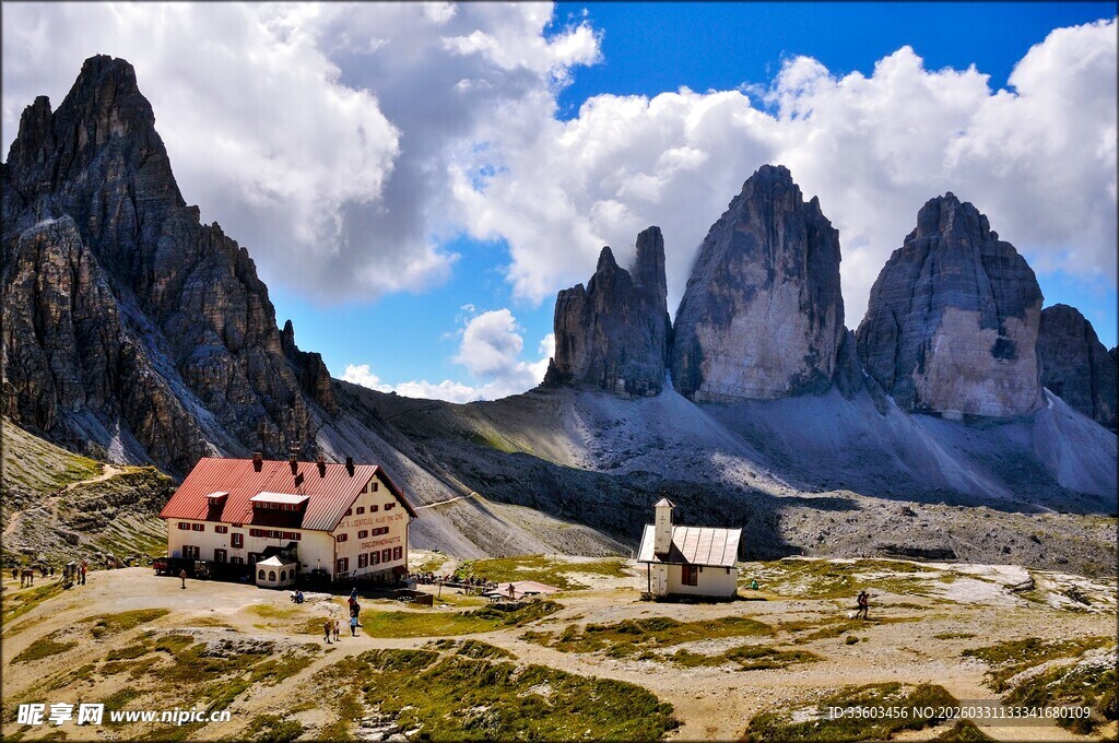 山间小屋与壮丽巍峨山峰