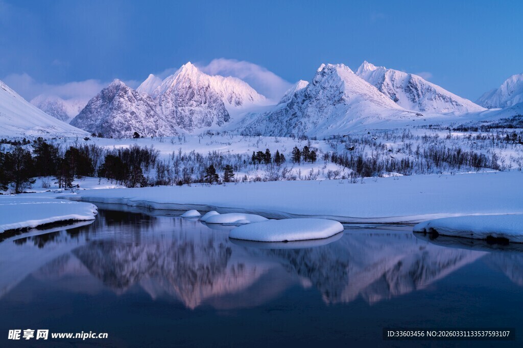 雪山湖泊冬日静谧美景