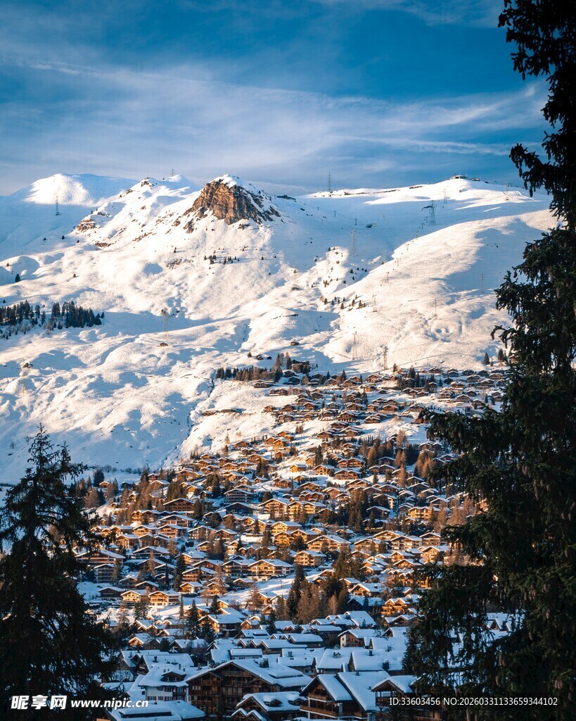雪山下的美丽小镇风光