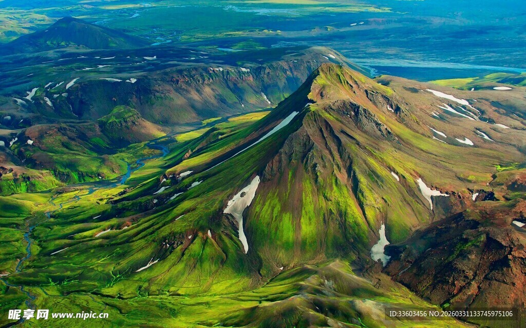 冰岛山峦壮丽风光