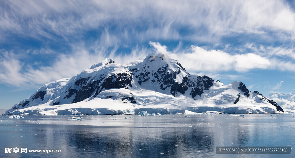 冰雪覆盖的壮丽孤耸雪山