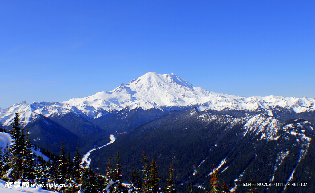 壮丽雪山景观