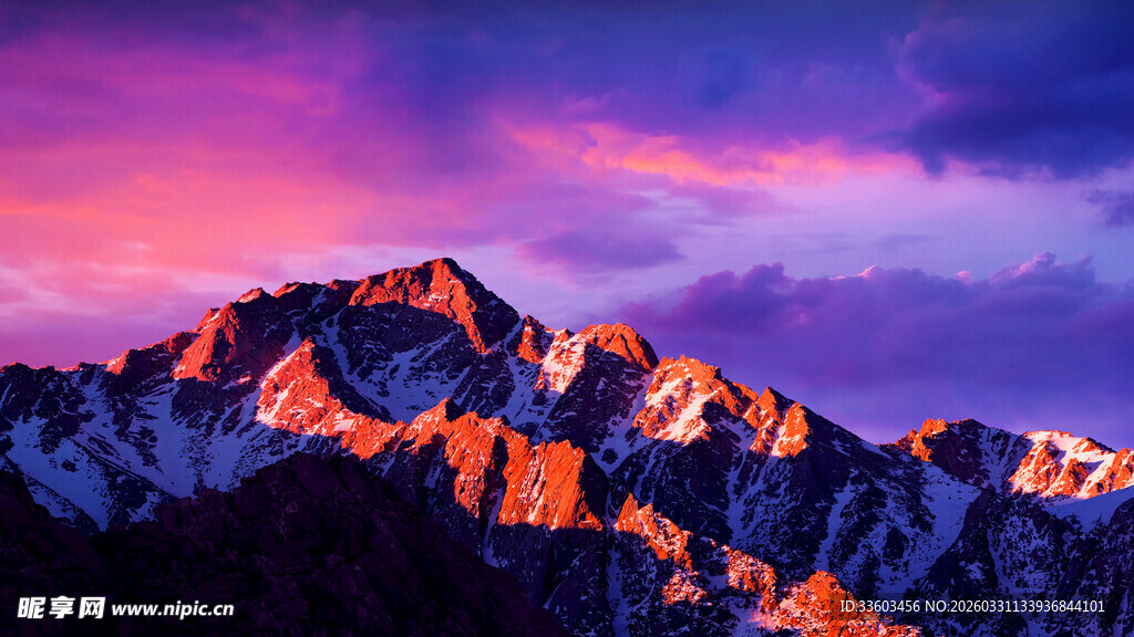 壮丽雪山日落美景