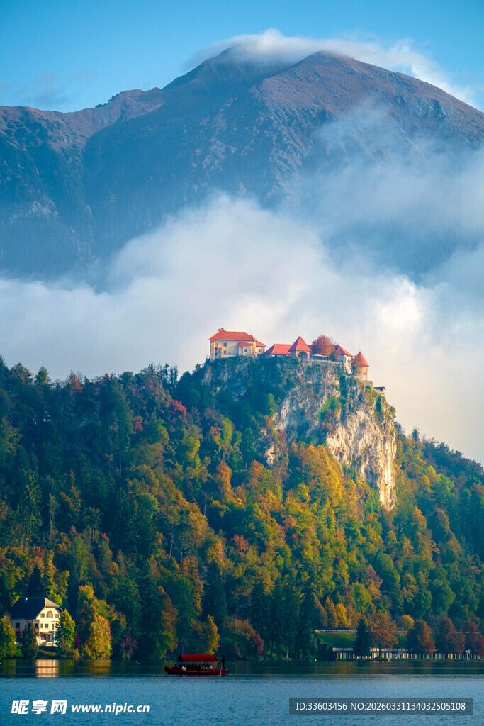 湖畔山峦上的梦幻城堡