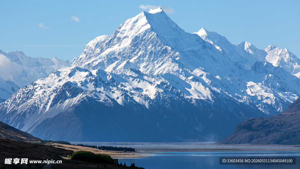 巍峨雪山映于静谧湖水