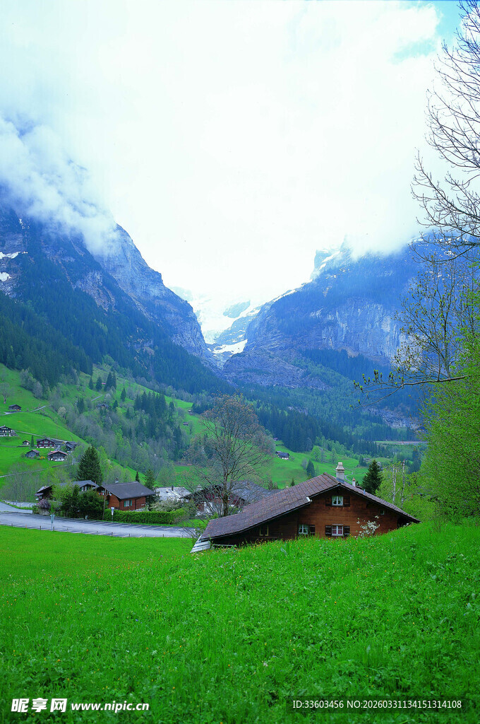 山间绿野中的静谧小屋
