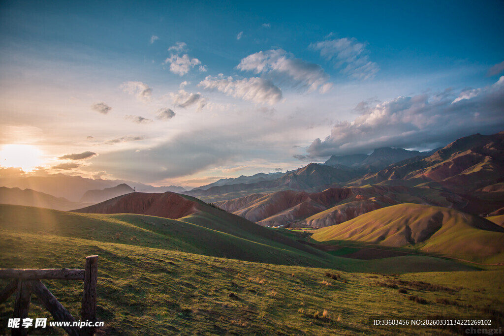 壮丽山野间的绝美日落